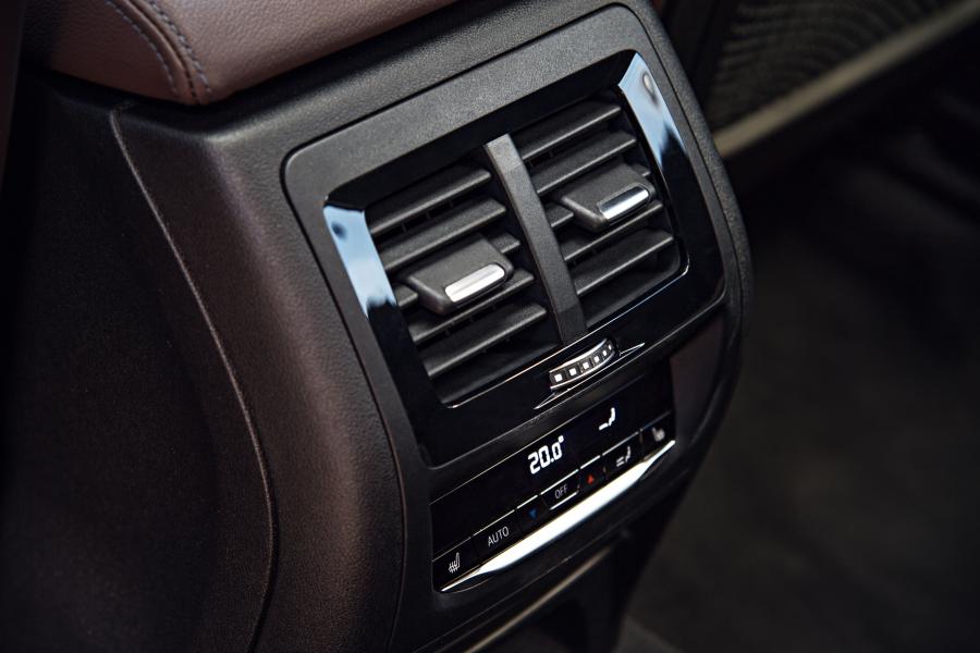 Детали интерьера BMW X3 xDrive30d xLine (G01) 2017 года  (WW) (фото 12 из 178)